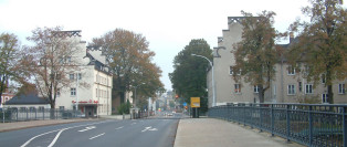 Eckbebauung Friedensstraße beidseitig, Blick aus Richtung Innenstadt