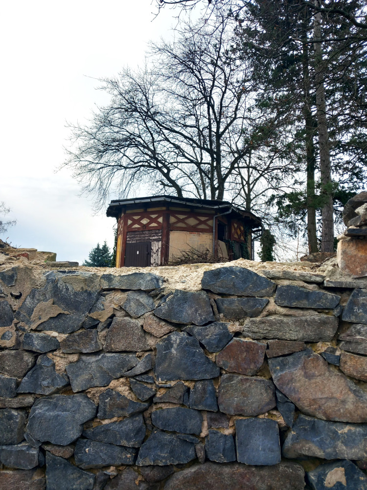 Historischer Gartenpavillon und Einfriedungsmauer