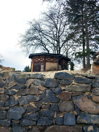 Historischer Gartenpavillon und Einfriedungsmauer