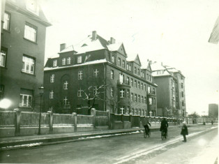 Hausansicht mit ehemaligen Nachbargebäuden ca. 1930