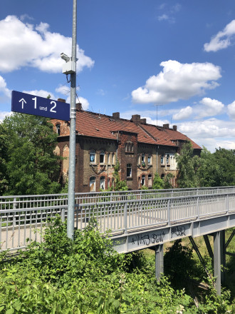 Eisenbahnerwohnhaus mit Zugang des Bahnhofs Leipzig Leutzsch