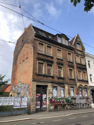 Mietshaus mit Tordurchfahrt auf der Georg Schwarz Straße, Seitliche Ansicht