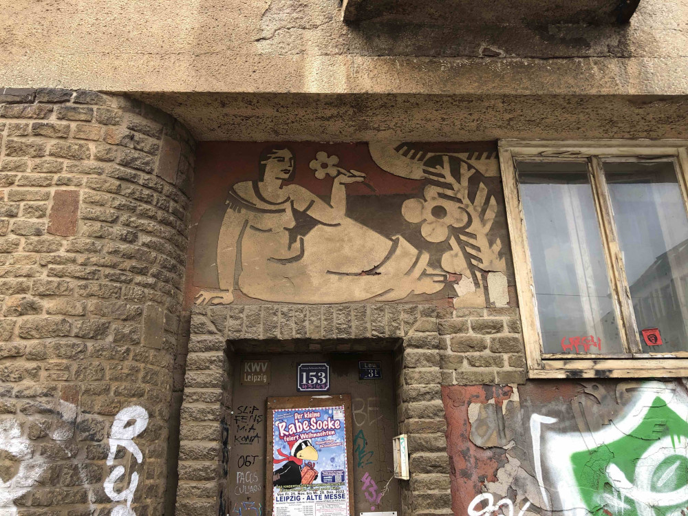 Mietshaus mit Putzrelief, Detail Eingang
