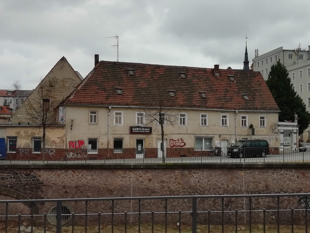 Wohnhaus mit angrenzendem Gesellschaftsbereich links, Hofmühlenstraße 71, aktuell