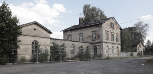 Westansicht mit Bahnhofsvorplatz, Sept. 2012