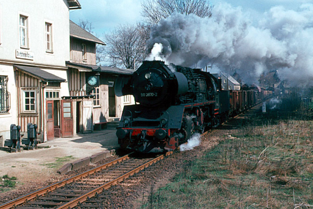 5053670 durchfährt den Bahnhof Dorfchemnitz