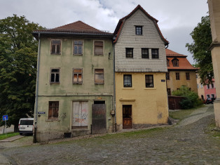 Seitenansicht und Nachbarhaus