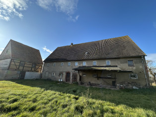 Hofansicht auf Wohnstallhaus und Auszugshaus