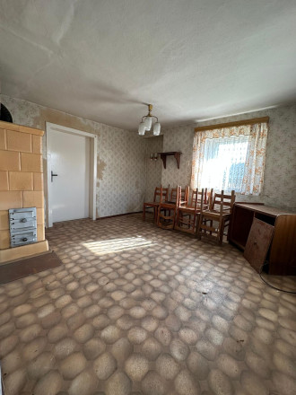 kleine Bauernstube mit 2 Fenstern zur Straße und Kachelofen sowie Zugang zur großen Stube