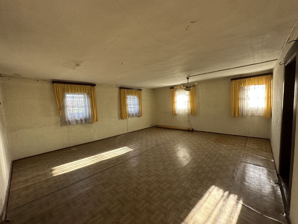 große Kammer, in der nach dem Krieg Flüchtlinge aus Schlesien wohnten mit Fenstern zum Hof und zur Straße