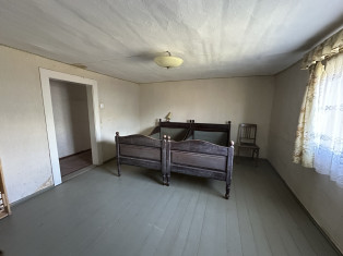 Schlafkammer mit Blick auf ehemalige Miststelle