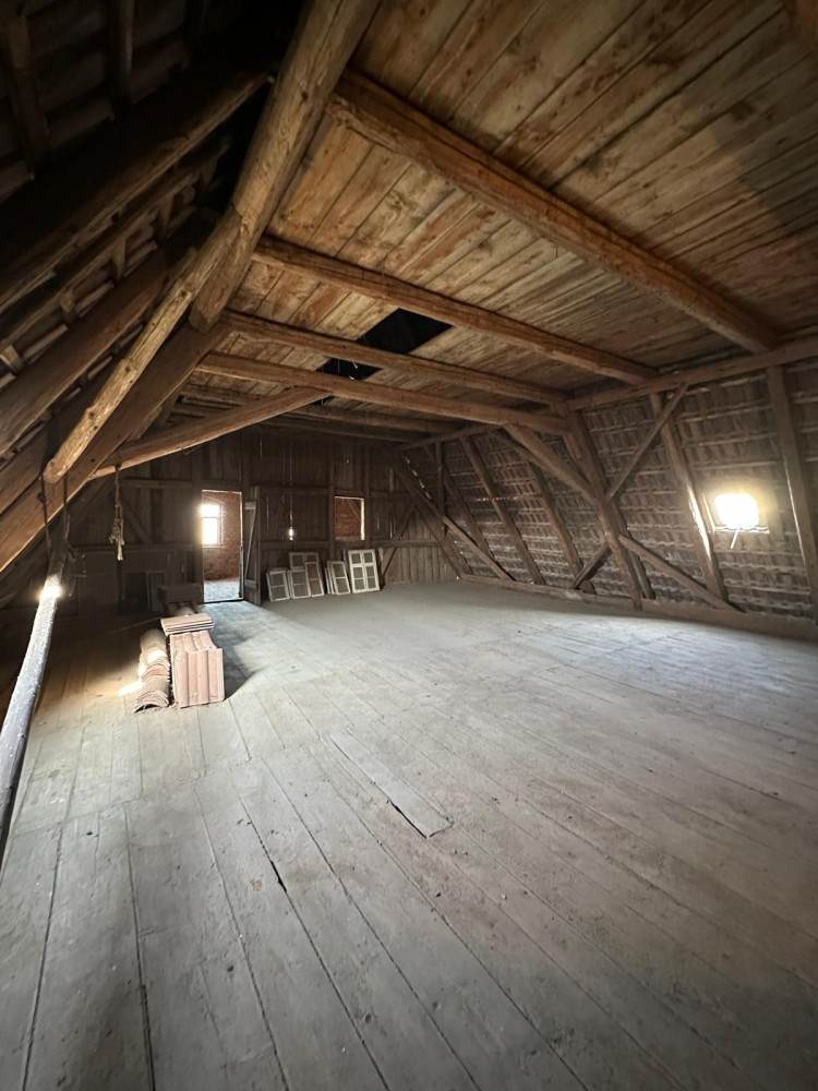 großer geräumiger Dachboden