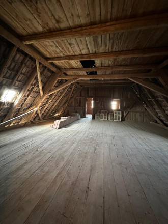 großer geräumiger Dachboden