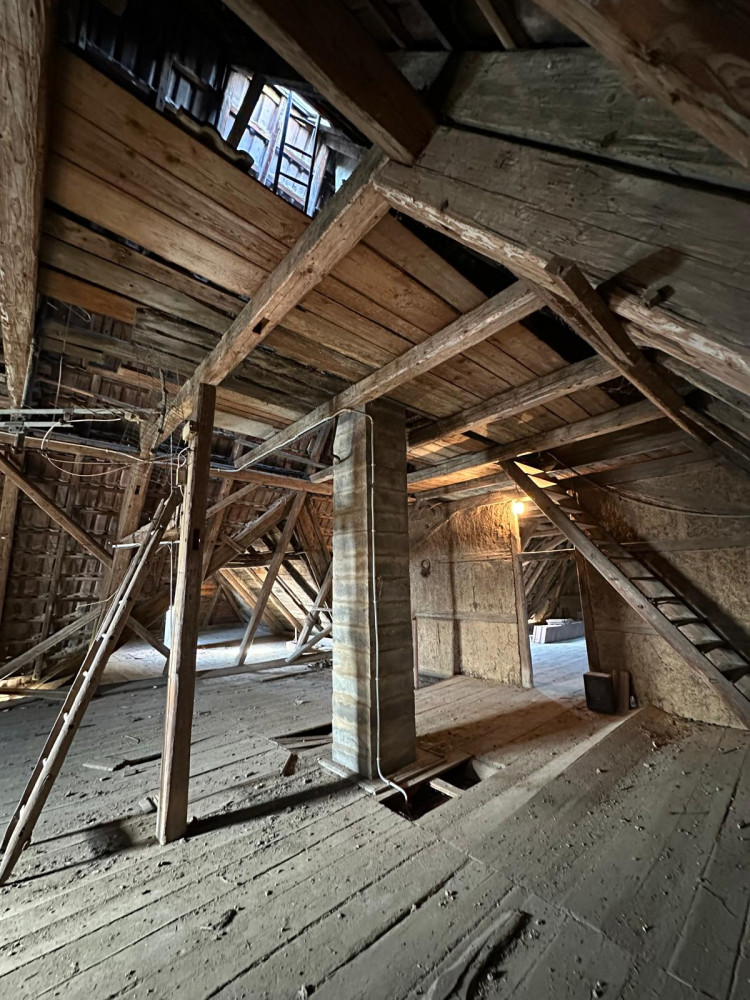 großer geräumiger Dachboden, mittig Schornstein
