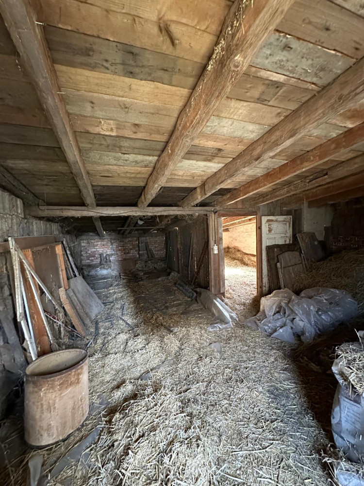 Schuppen zur Lagerung und ehemaliger Abtrennung für Hühnerstall