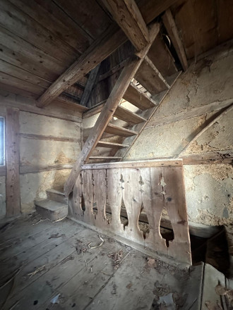 Flur im OG von Auszugshaus mit Treppe zum Dachboden