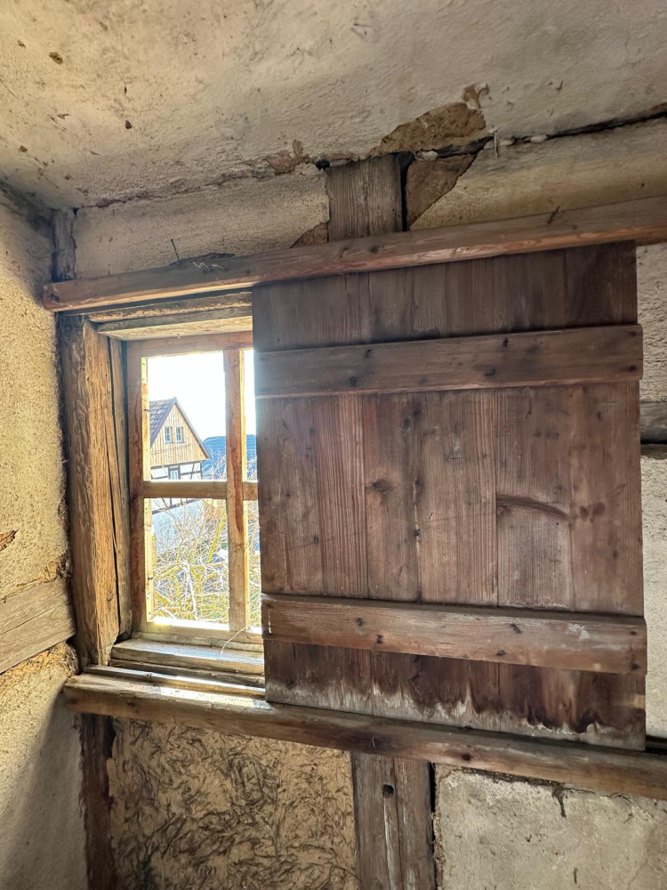 Fenster in kleinerer Kammer im Obergeschoss des Auszugshauses