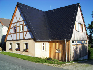 Blick von Straße nach Sanierung