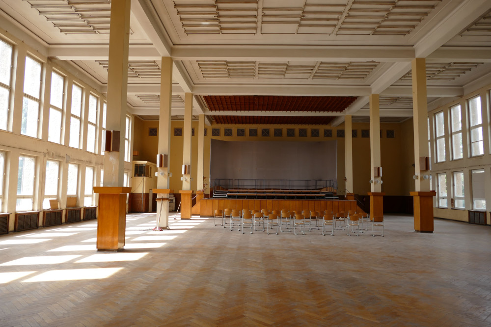 Innenansicht Saal, Blick vom Haupteingang