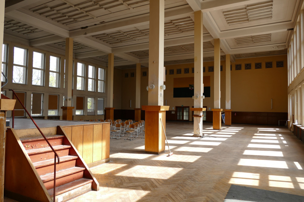 Innenansicht Saal, Blick hinter der Bühne