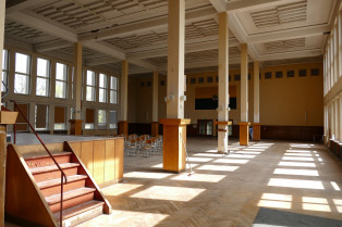 Innenansicht Saal, Blick hinter der Bühne