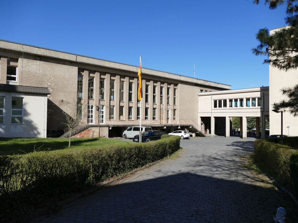 Außenansicht, Fassade des Saals zum Platz