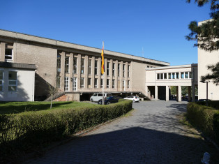 Außenansicht, Fassade des Saals zum Platz