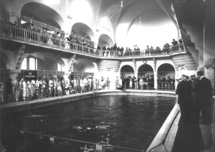 Historische Aufnahme der Schwimmhalle