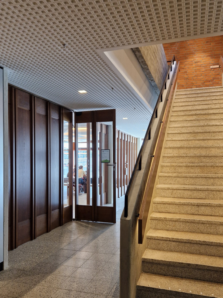 Eingang Cafeteria und Aufgang zur Essenausgabe, Stand 2026