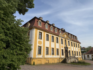 Schloss Seußlitz, Hauptfront mit Freitreppe, Ostseite