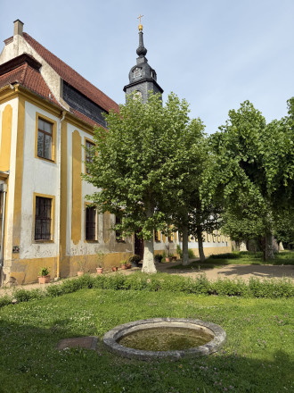 Blick auf die Terrasse, Südseite, Schloss mit Kirche im Hintergrund