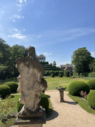 Blick in den Schlosspark Richtung Süden, Heinrichsburg im Hintergrund