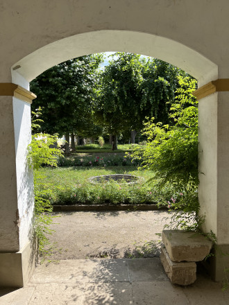 Blick durch das Tor des Gartenpavillons auf die Terrasse.