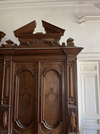 Holzvertäfelungen (Ende 19. Jh.) Innenraum Südseite, Gasheizungsrohre rechts oben