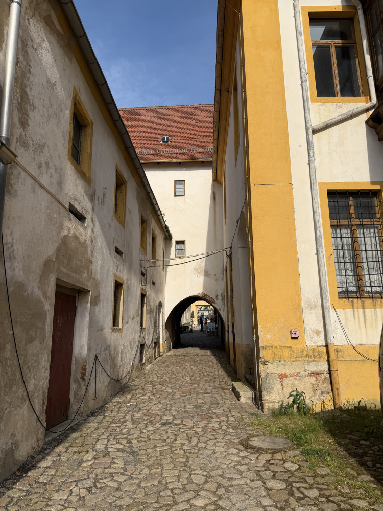 Torbogen, Durchgang zu wirtschaftsgebäuden und Kirche, Nordseite des Schlosses, Blick Richtung Osten