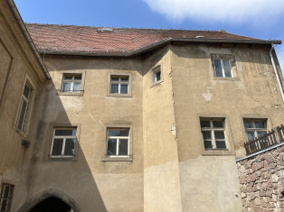 Rückseite des Wirtschaftsgebäudes auf der Nordseite des Schlosses, rechts Treppenaufgang zu Weinbergen und Luisenburg