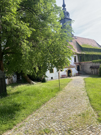Weg durch den Innenhof zur Schlosskirche, Nordseite