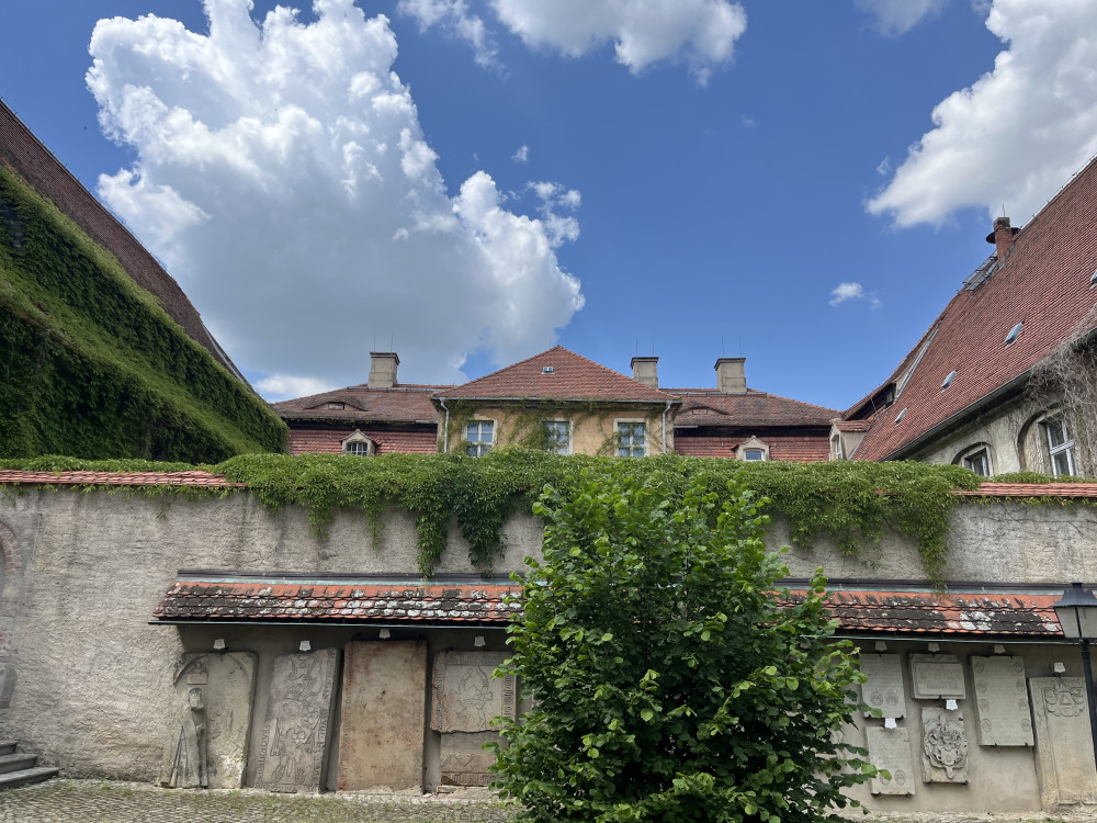 Grabplatten an der Westwand des Kirchgartens