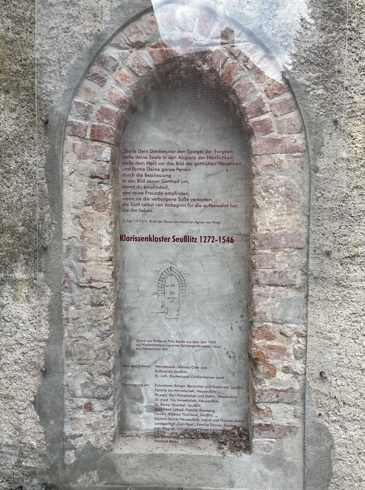 Spitzbogenfenster aus klösterlicher Zeit an der Westwand des Kirchengartens
