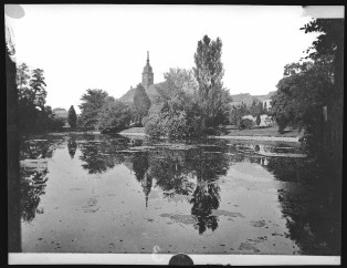 Postkarte Brück und Sohn, Gruß aus Seußlitz (Schloss und Teich), 1898