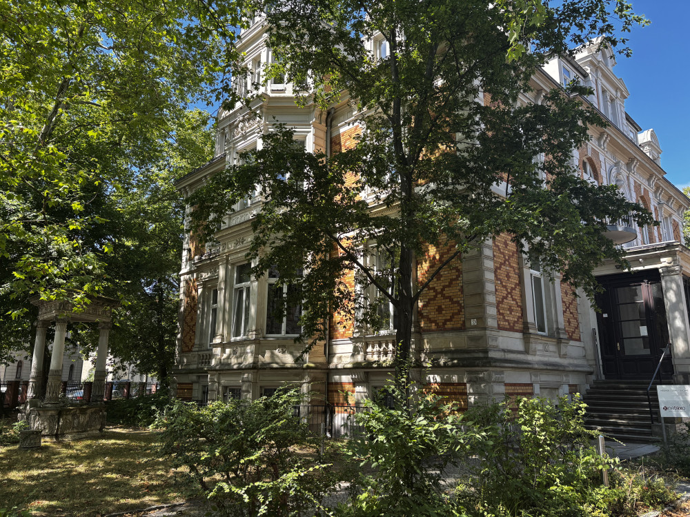 Die Villa Willmar Schwabe von der Kohlgartenstraße aus betrachtet.