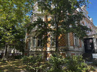 Die Villa Willmar Schwabe von der Kohlgartenstraße aus betrachtet.