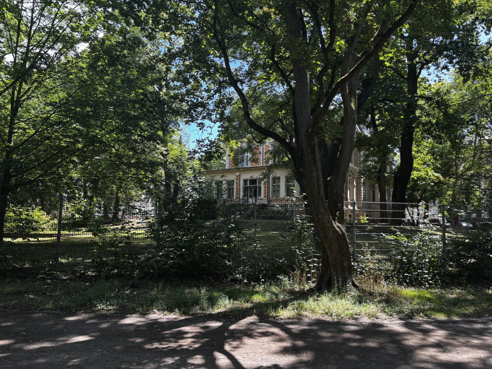 Ansicht der Villa vom Park aus.