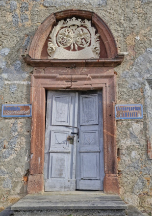 Hauptportal mit Wappen der Familien von Gladebeck und von Münchhausen