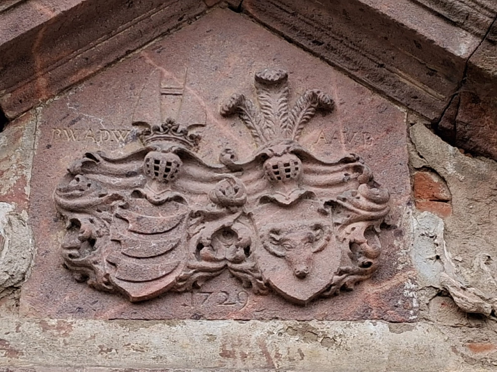 Detail der Wappen an der Rückseite des Haupthauses