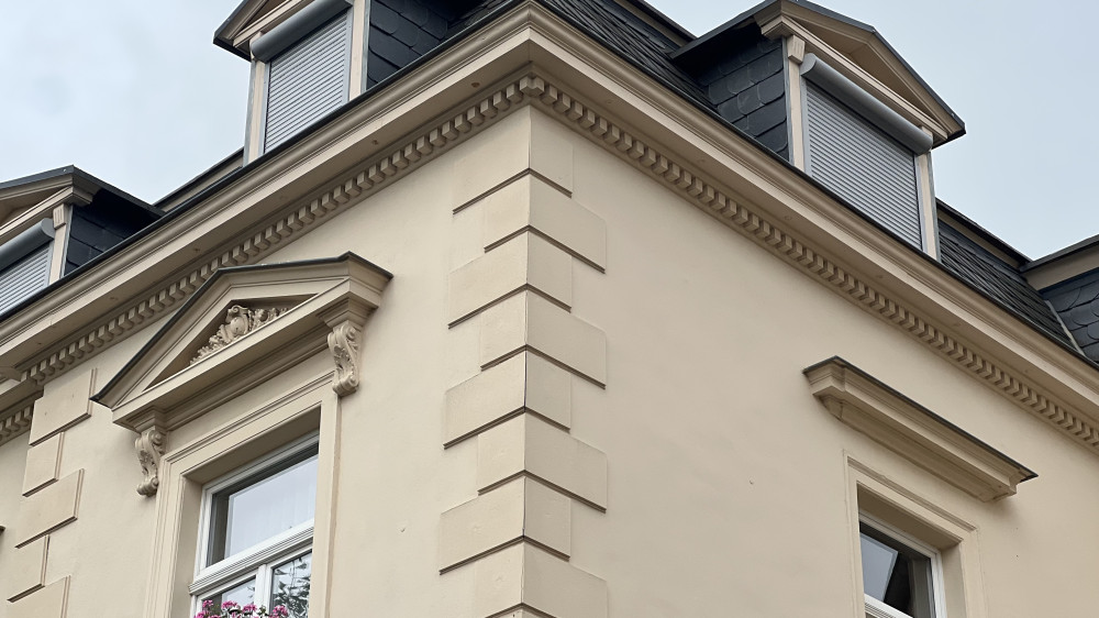 Detailaufnahmen von der historistischen Fassadenarchitektur