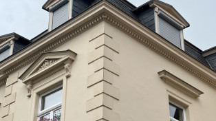 Detailaufnahmen von der historistischen Fassadenarchitektur