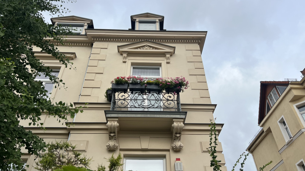 Detailaufnahme des straßenseitigen Balkons