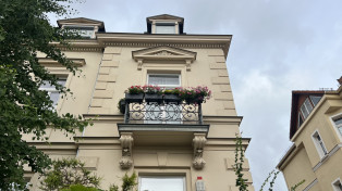 Detailaufnahme des straßenseitigen Balkons