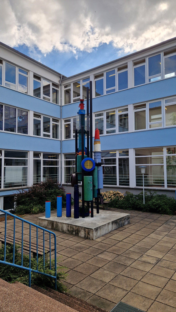 Bauplastik „Zwei Tonnen Schrott“ (genannt "Rakete") von dem Künstler Dieter Bock von Lennep im Innenhof, 2026